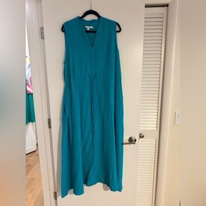 Sleeveless gauze dress with tie feature